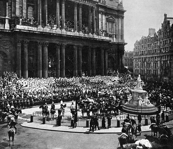 The Te Deum outside St. Pauls Cathedral on 22 June 1897. At the foot of the steps