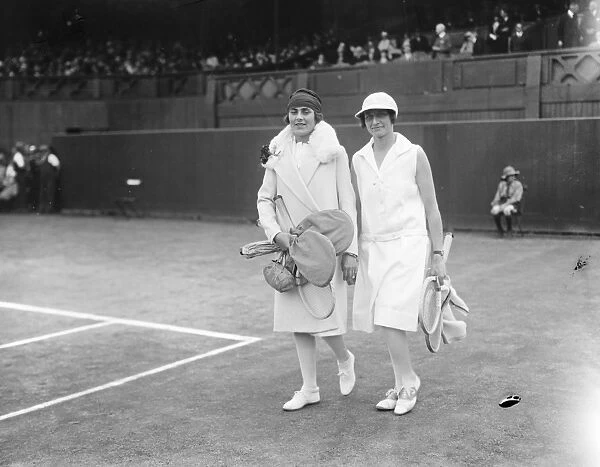 Tennis at Wimbeldon. Ladies singles final. Mrs Godfree ( the winner ) and Senorita
