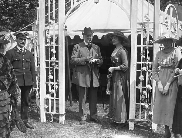 At a theatrical garden party, Mr Allan Aynesworth ( left centre ) and Miss Lilian Braithwaite