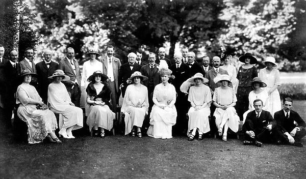 Uncaptioned group including King George V and Queen Mary