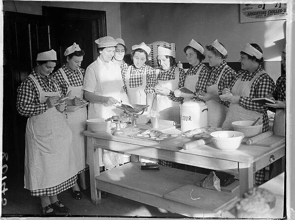 Unemployed women learn to be canteen cooks in London