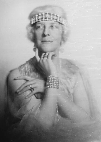 Unlcky Diamond diadem now in India. Mrs Hutchinson, wife of a wealthy resident