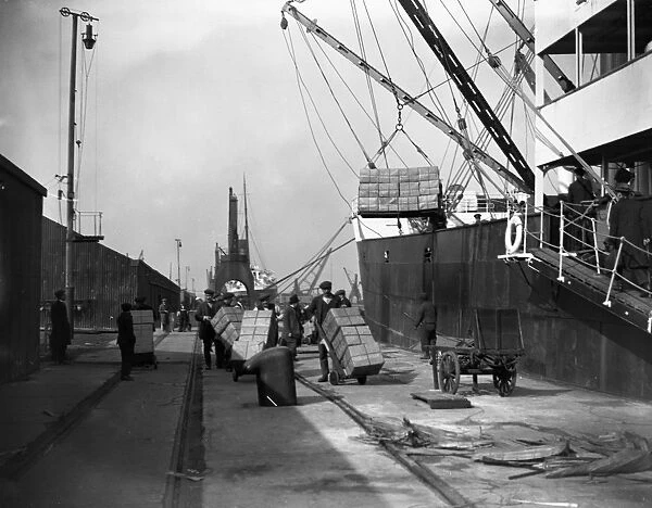 Unloading tea at Tilbury Docks from the, ss Glenarra. 5 March 1924
