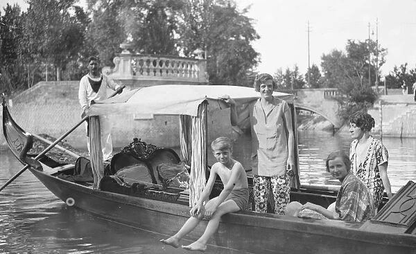 Venice Miss Gladys Cooper and her son, and daughter John and Joan and Mrs Thompson 25