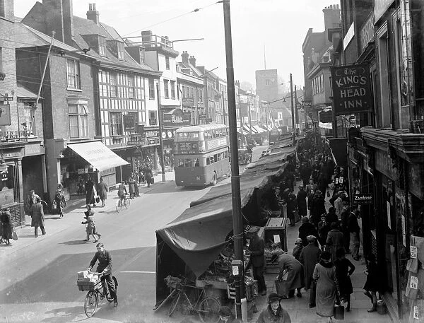 A view of Dartford street market in Dartford High Street. 1936