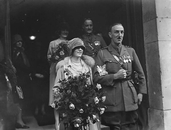 Wedding. Capt G Creffield and Miss C E Temple leaving St George s, Hanover Square