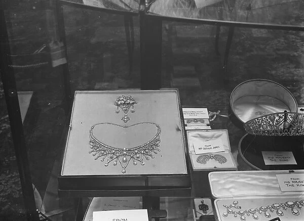 Wedding presents for Duke of York and Lady Elizabeth Bowes Lyon The necklace given