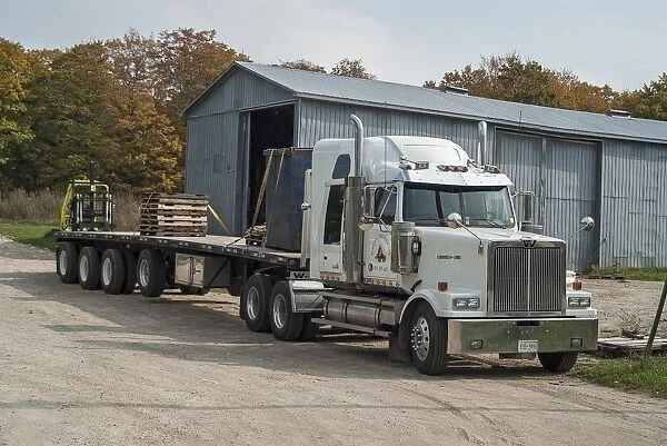 Western star 6x4 artic unit with a 4 axle lift trailer, the trailer is a flat bed