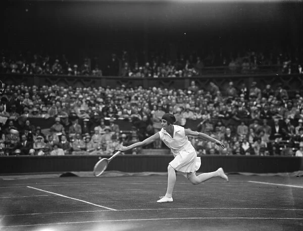 Wimbledon lawn tennis championships. Miss Eileen Bennett ( England ) defeated by Miss D Akhurst