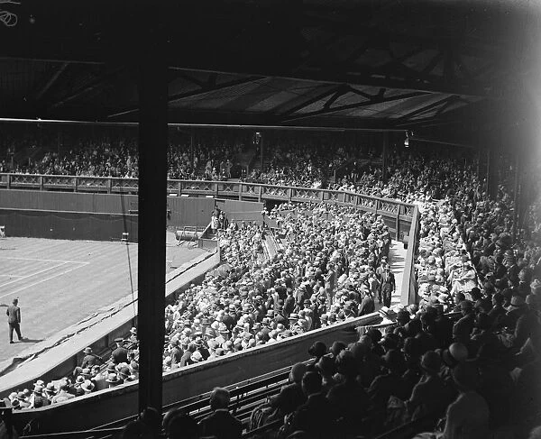 Wimbledon lawn tennis championships. A general view of the match between W T Tilden
