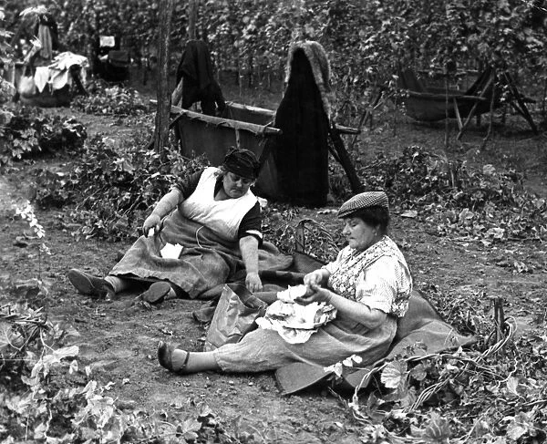 Two women Hop Pickers stopping for lunch