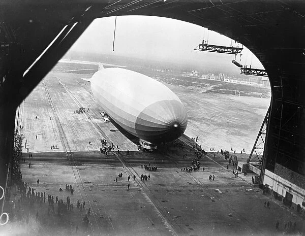 Zeppelins arrival at Lakehurst. A striking view of the ZR3 arriving at the hangar at Lakehurst
