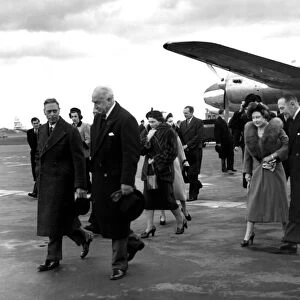 31 January 1952 King George VI and Queen Elizabeth leave the plane after saying