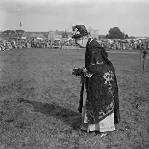 Aboyne Highland Games. Lady Aberdeen takes a photograph. 13 September 1928