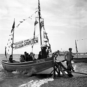 Brighton Tourists disembark from a pleasure boat at Brighton beach 1950