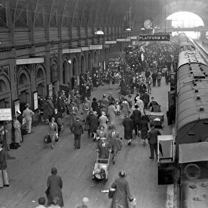 Crowded platforms at Paddington Station - 31 July 1931 ? TopFoto