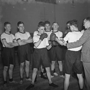 The Dartford Territorial Army boxing team during training. 14 January 1939