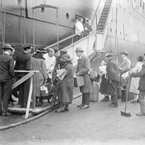 The emigrant ship. Emigrants embarking at Tilbury on the 13 oco ton liner Moreton