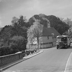 Geen Line bus by the Old Lion Hotel by the bridge at Farningham Kent