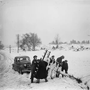 GPO squads repair telegraph lines after Hampshire blizzard. Emergency squads have