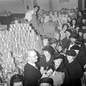 Hoxton Market Mission outing. Distribution of christmas gifts. 20 December 1939