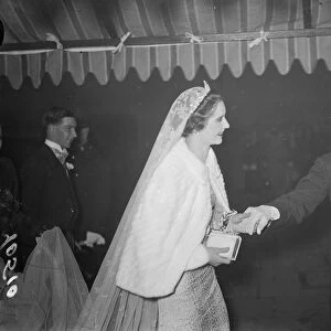 Lord Jocelyns bride wears diamond tiara. Miss Clodagh Kennedy sets a new fashion