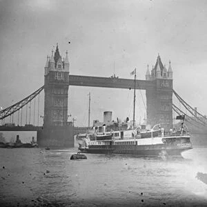 Luxury Thames pleasure steamer arrives in the Thames. The luxury Thame pleasure steamer