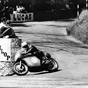Mike Hailwood leads Rhodesias Gary Hocking as they go into the last lap in the Junior