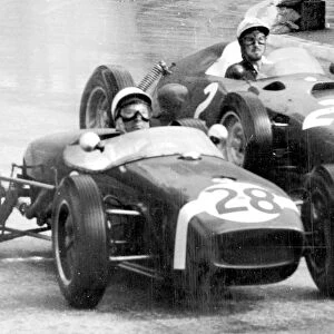 Monaco: Sterling Moss car 28 pases Swedish Joachim Bonnier car 2. Monaco Grand Prix