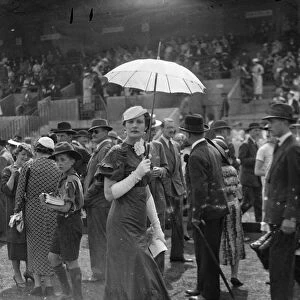 Parasols and fashions at Hurlingham. Two fashionable women spectators at Hurlingham