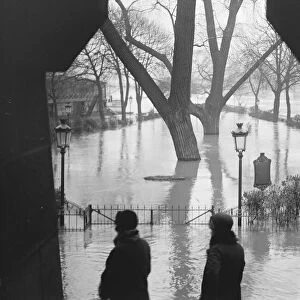 Paris Floods. A view taken through an Arcnway of the Pont Neuf showing the IIe