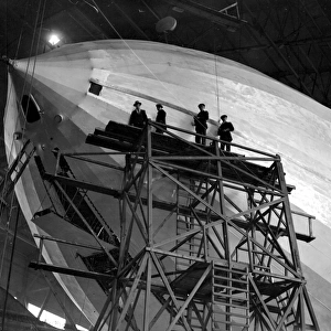 R. 33 being re-conditioned at Cardington Aerodrome, near Bedford. 19 November 1924