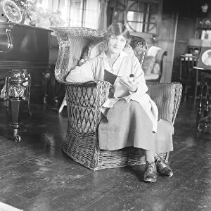 Return of Lily Elsie at her bungalow in Skegness
