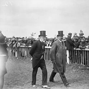 Society at Epsom on Oaks day. The Earl of Fitzwilliam ( on right ). 8 June 1923