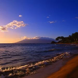 T4. 024. Hawaii group. Island of Maui, shortly before sunset