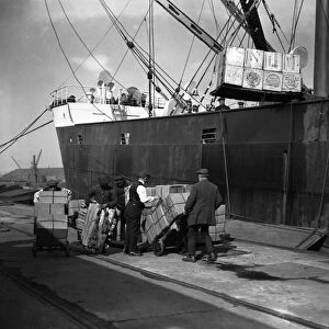 Unloading tea at Tilbury Docks from the SS Glenarra. 5 March 1924