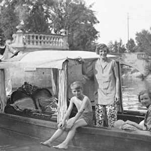 Venice Miss Gladys Cooper and her son, and daughter John and Joan and Mrs Thompson 25