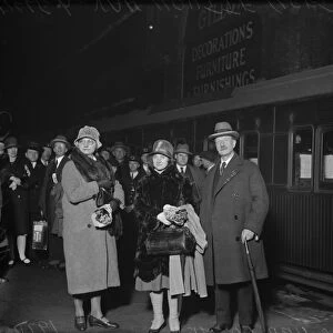 Two war heroines arrive in London. Mlle Leonie Van Houtte ( left ), Miss Gertrude Richardson