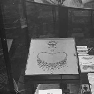 Wedding presents for Duke of York and Lady Elizabeth Bowes Lyon The necklace given