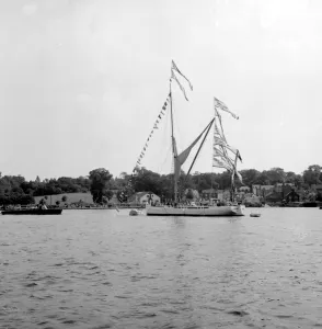 Barge race on the River Thames off Greenhithe, Kent showing spritsail Veronica 21 Barge race on the River Thames off Greenhithe, Kent showing spritsail Veronica 21