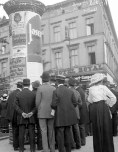 Berlin. Reading war bulltins in Unter Den Linden. 1914 - 1918 Berlin. Reading war bulltins in Unter Den Linden. 1914 - 1918