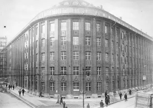 <b class=qtipBold><figcaption>Berlin. The Rent Bank Building 1924</figcaption></b><br>Berlin. The Rent Bank Building 1924<br><em>© TopFoto.co.uk</em> Berlin. The Rent Bank Building 1924