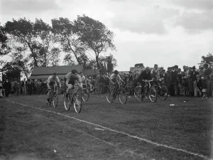 <b class=qtipBold><figcaption>Bike racing at Swanley fete. 1936</figcaption></b><br>Bike racing at Swanley fete. 1936<br><em>© John Topham / TopFoto.co.uk</em> Bike racing at Swanley fete. 1936