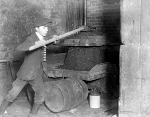 Cider Making in Devonshire. The old fashioned hand press. 5 November 1922 Cider Making in Devonshire. The old fashioned hand press. 5 November 1922