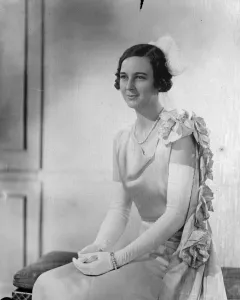 Daughter of American Ambassador to London presented at Court. Miss Henrietta Worth Bingham Daughter of American Ambassador to London presented at Court. Miss Henrietta Worth Bingham
