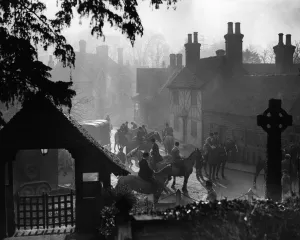 Draghunt meets in the fog at Birling in Kent - January 1953 A TopFoto Draghunt meets in the fog at Birling in Kent - January 1953 A TopFoto