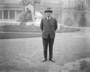 First meeting of Irish Free State Senate in Dublin. Dr O'Sullivan arriving. 12 First meeting of Irish Free State Senate in Dublin. Dr O'Sullivan arriving. 12