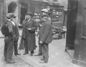 Italians discussing the war situation in Saffron Hill, London 1914 - 1918 Italians discussing the war situation in Saffron Hill, London 1914 - 1918