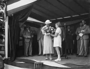 Jubilee homes fete at Sidcup place. Mrs Miss B Robins presents a prizes Jubilee homes fete at Sidcup place. Mrs Miss B Robins presents a prizes