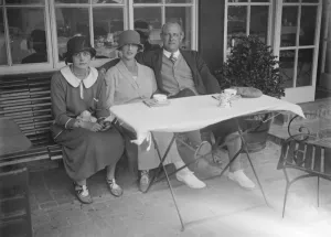 Le Touquet golf links. P G Wodehouse, with wife and daughter. 1925 Le Touquet golf links. P G Wodehouse, with wife and daughter. 1925
